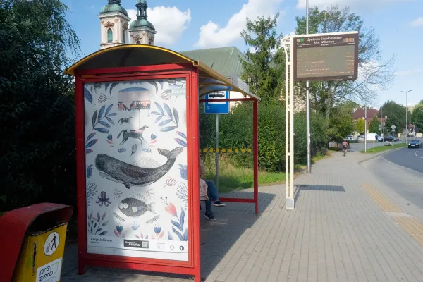 Na zdjęciu wiata przystankowa z ilustracją