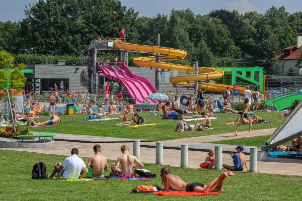 Na zdjęciu ludzie na basenie 