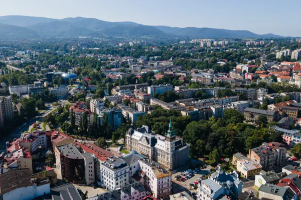 na zdjęciu widok na miasto