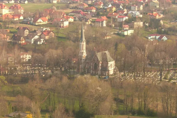 Na zdjęciu kościół i cmentarz w Kamienicy 