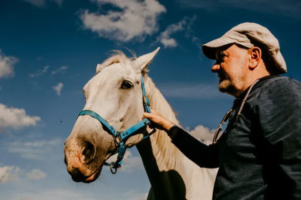 Na zdjęciu Jacek Bożek z koniem 