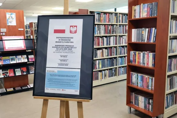 Na zdjęciu plakat i książki 