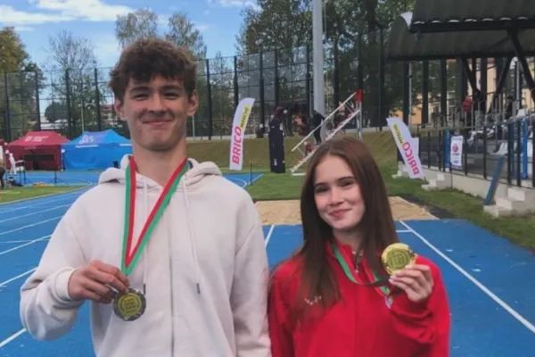 Na zdjęciu stojący ludzie 