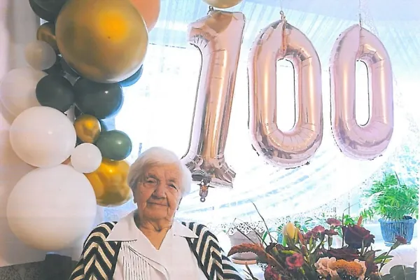 Na zdjęciu siedzący ludzie 