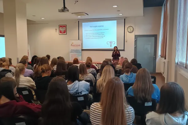 Na zdjęciu słuchaczki prelekcji 