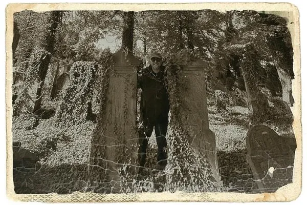 Na zdjęciu stojący ludzie 