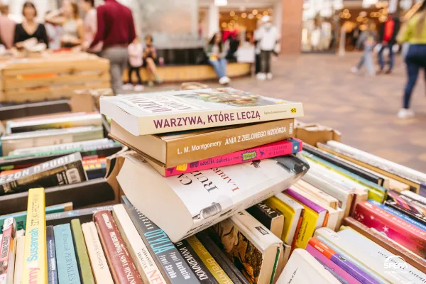 Na zdjęciu książki na stoisku 