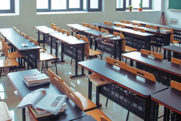 Na zdjęciu ławki w klasie