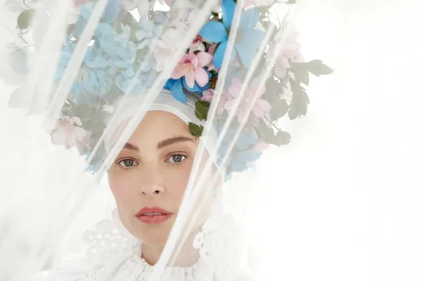 Na zdjęciu portret kobiety w bibułkowej koronie