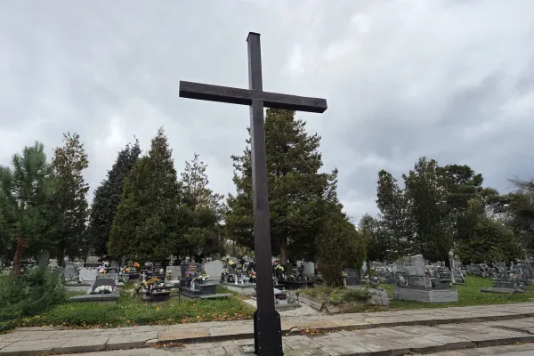 Na zdjęciu krzyż na cmentarzu komunalnym 