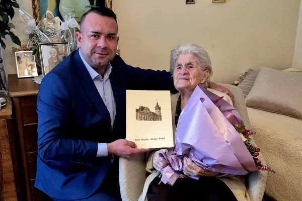 Na zdjęciu siedzący ludzie 