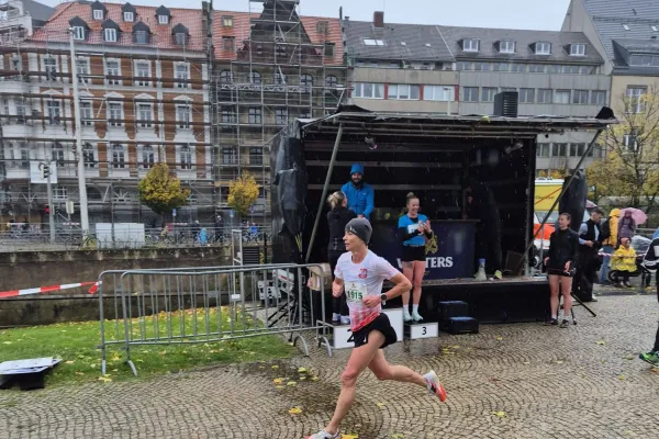 Na zdjęciu stojący ludzie 