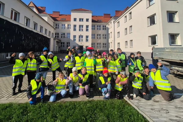 Na zdjęciu uczniowie SP29 w odblaskowych kamiezelkach