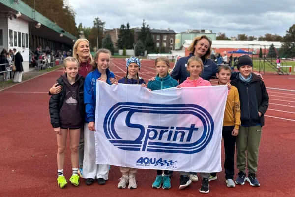 Na zdjęciu stojący ludzie 