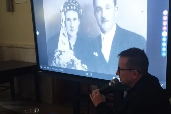 Na zdjęciu siedzący ludzie 