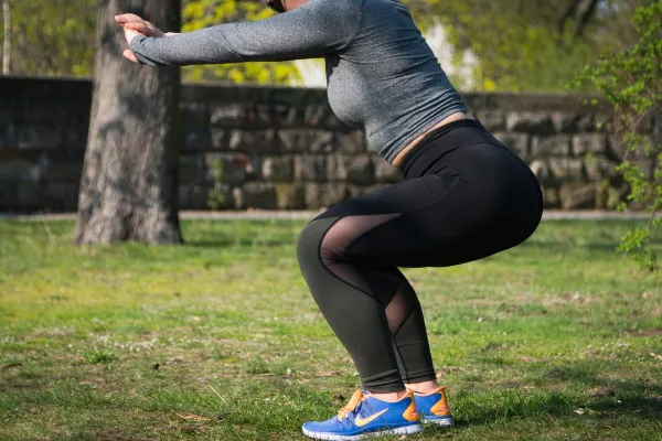 Na zdjęciu ćwicząca przysiady kobieta
