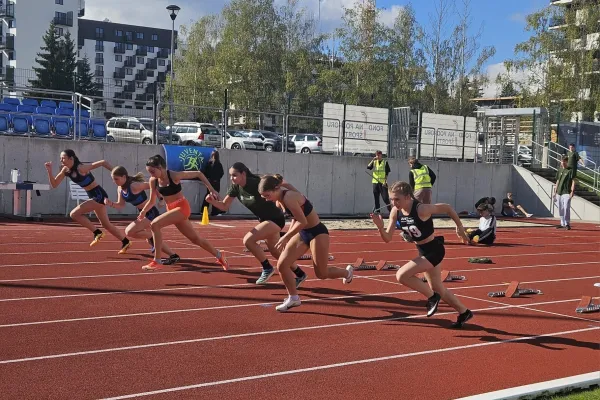 Na zdjęciu biegnący ludzie 