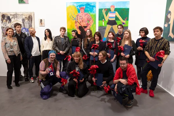 Na zdjęciu wyróżnione osoby z kuratorką i jurorami