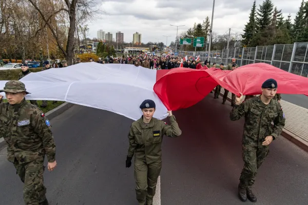 Na zdjęciu niosący ogromną flagę 