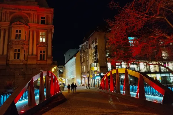 Most na rzece Białej podświetlony na czerwono 