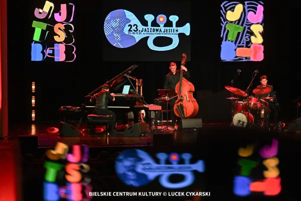 Na zdjęciu gra Piotr Matusik Trio