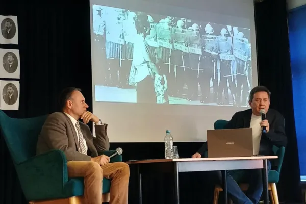 Na zdjęciu siedzący ludzie 