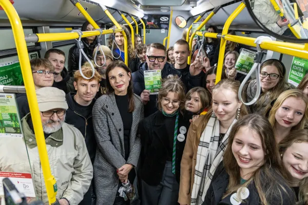 Na zdjęciu uczestnicy przejażdżki autobusem 