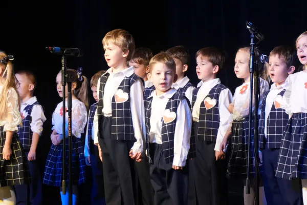 Na zdjęciu uczestnicy 6. Konkursu Piosenki Patriotycznej, Żołnierskiej i Harcerskiej Zośka