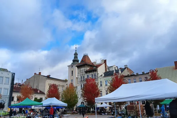 Na zdjęciu giełda staroci w Białej 