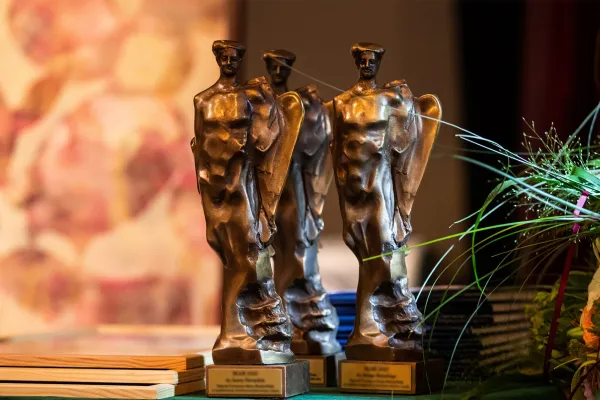 Na zdjęciu trzy statuetki Ikara