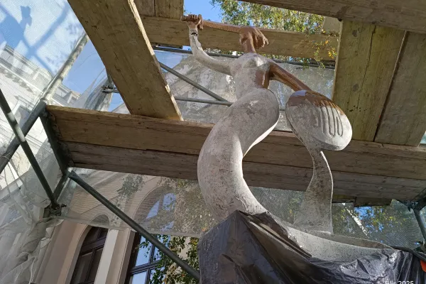 Na zdjęciu remontowana rzeźba 