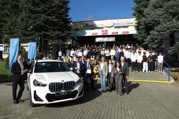 Na zdjęciu przekazanie samochodu