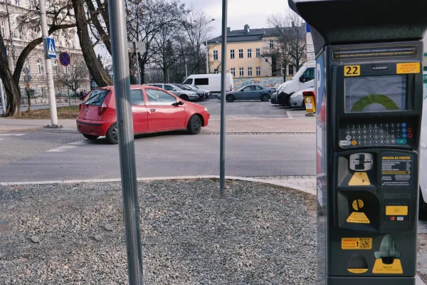 Na zdjęciu parkometr i widok na parking