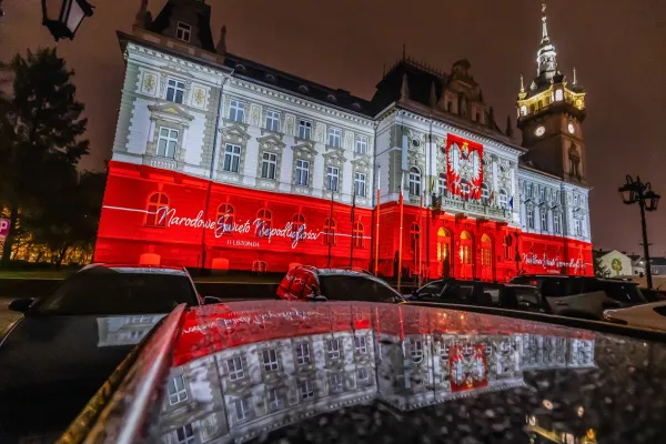 Na zdjęciu Ratusz w barwach narodowych