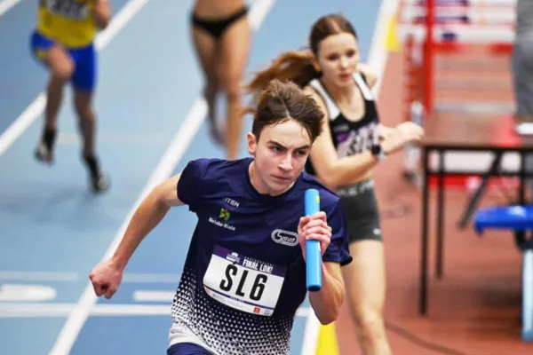 Na zdjęciu biegnący ludzie 