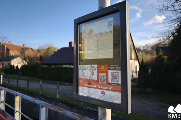 Na zdjęciu nowe gablotki do prezentowania rozkładów jazdy