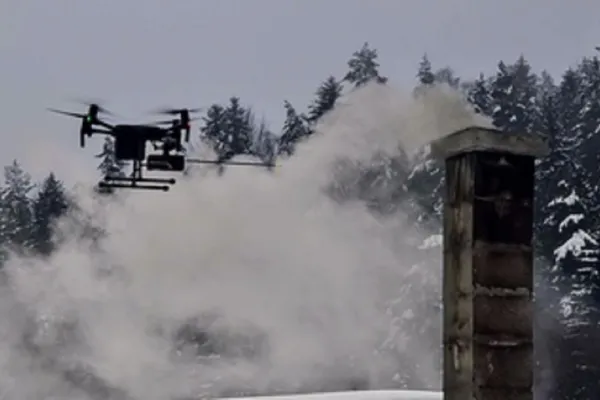 Na zdjęciu dron obok komina 