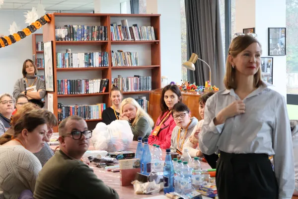 Na zdjęciu siedzący ludzie 