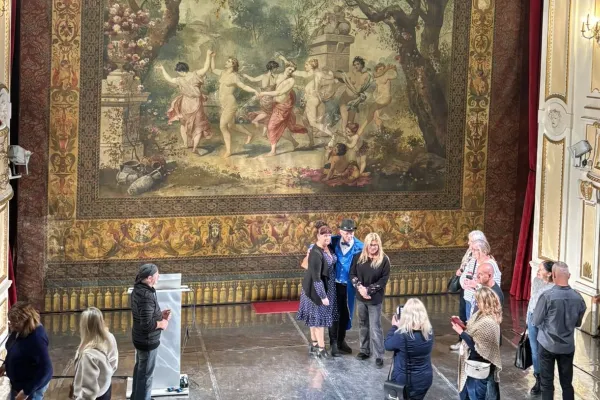 Na zdjęciu stojący ludzie 