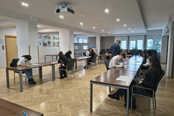 Na zdjęciu uczestnicy olimpiady piszą test wiedzy