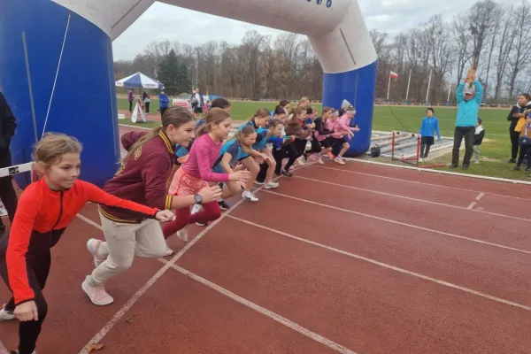 Na zdjęciu stojący ludzie 
