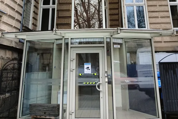 Na zdjęciu wejście do windy 