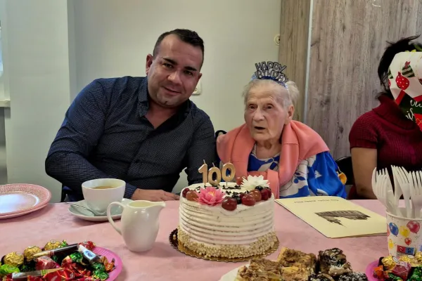 Na zdjęciu siedzący ludzie 