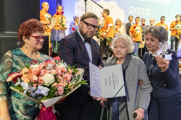 Na zdjęciu laureatka Magdalena Matusz z zastępcą prezydenta Adamem Ruśniakiem i radną RM Józefą Wawak