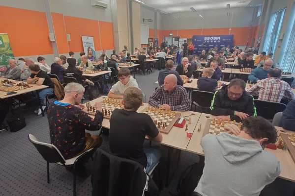 Na zdjęciu siedzący ludzie 