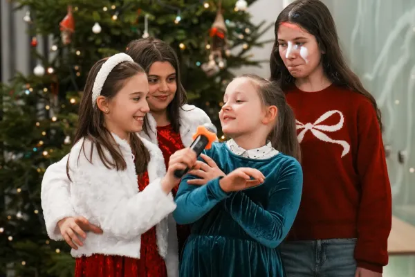 Na zdjęciu śpiewające dzieci 