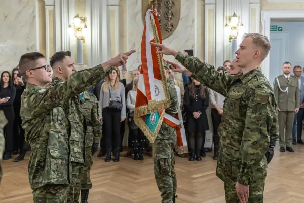 Na zdjęciu ślubowanie na sztandar