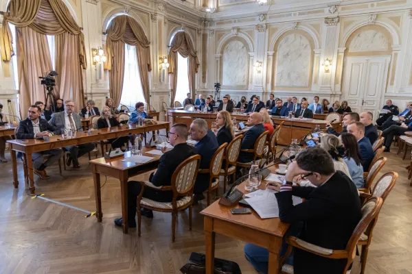 Na zdjęciu siedzący ludzie 