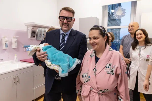 Na zdjęciu prezydent, mama i dziecko 