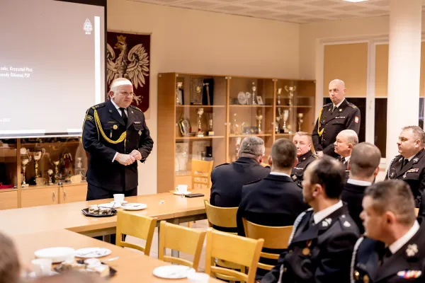 Na zdjęciu siedzący ludzie 